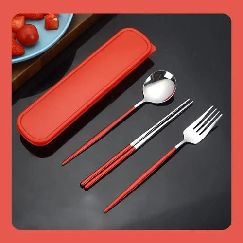 Détail de Couverts de voyage inoxydables, réutilisables, étui rouge, 4 pièces