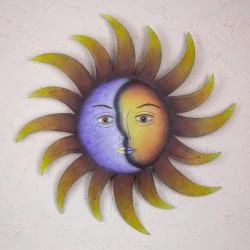 Décoration murale acier peint soleil, croissant lune violet, jaune en situation