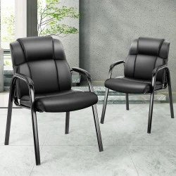 Chaise de bureau roulettes cuir synthétique, accoudoirs rembourrés, noir en situation