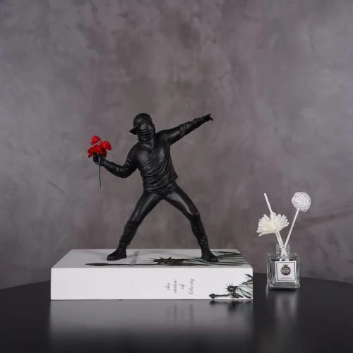 Zoom sur Sculpture Lanceur Fleurs Qzvanlon, Résine Décorative Moderne