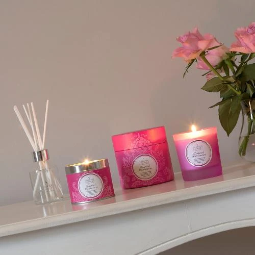 Zoom sur Bougie parfumée Pastèque Tropicale, couvercle argenté, rose