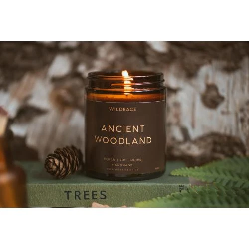 Détail de Bougie parfumée Ancient Woodland WILDRACE, luxe durable, cire soja