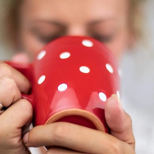 Détail de Tasse céramique rouge pois blancs, mug café, thé, chocolat