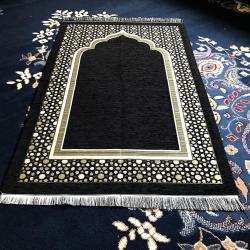 Tapis prière ottoman musulman taffetas doré noir en situation