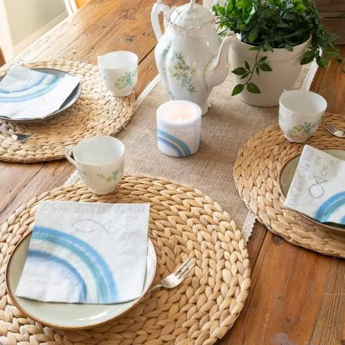 Zoom sur Bougie ronde Rainbow Fishes, arc-en-ciel, poissons, communion