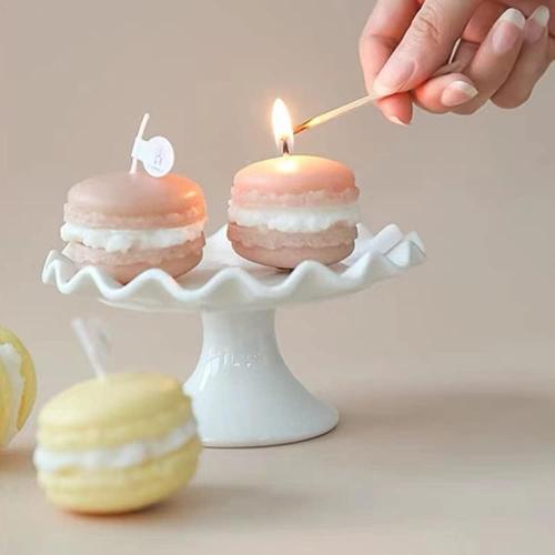 Présentation de Bougies parfumées macaron NatureMan, décoratives, multicolores en situation