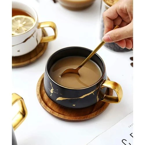Détail de Tasses cappuccino marbre, porcelaine, soucoupe, bois noir