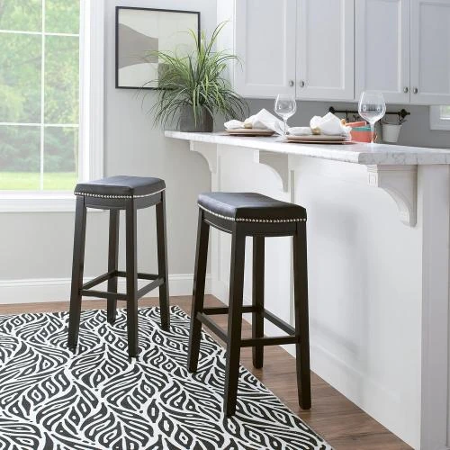 Détail de Tabouret noir Linon Claridge, design moderne, confort