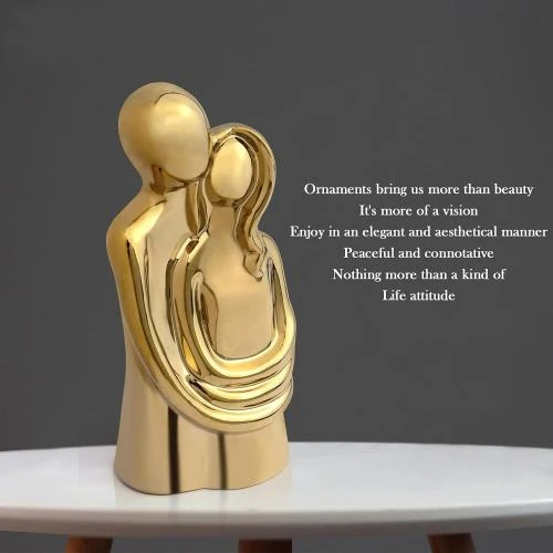Zoom sur Sculpture céramique couple étreignant, figurine romantique dorée