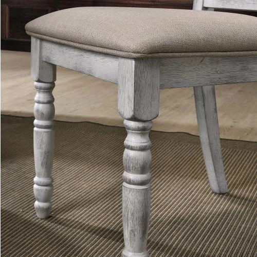 Détail de Chaises salle à manger bois, pieds tournés, blanc vieilli