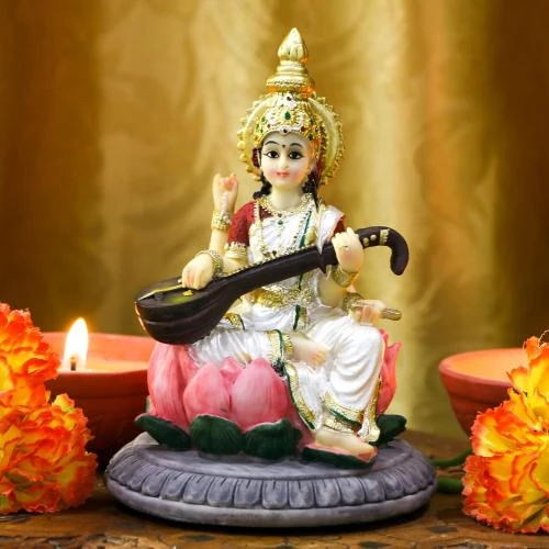 Zoom sur Statue Saraswati, Idole Hindoue, Décor Diwali, Sculpture