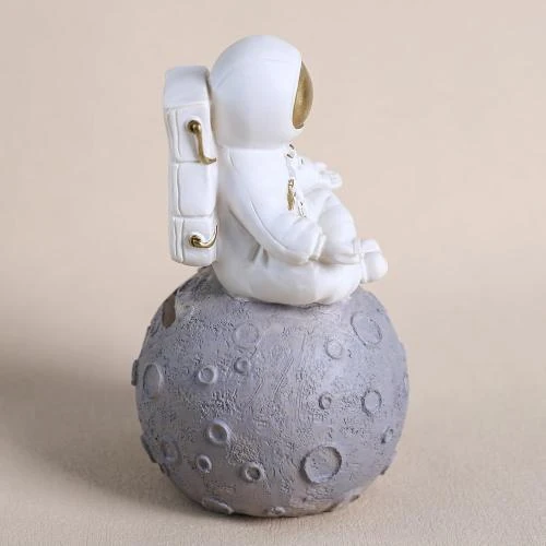 Zoom sur Statues Colias Wing astronaute, planète, décoration bureau