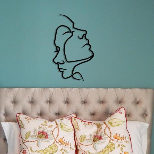 Présentation de Zoom sur Tête de couple métal, design lignes abstraites élégantes