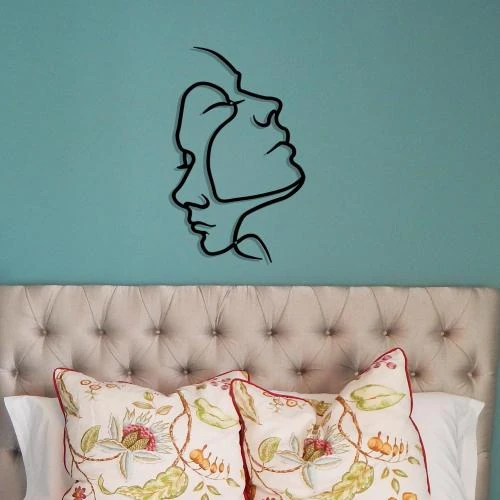 Zoom sur Tête de couple métal, design lignes abstraites élégantes