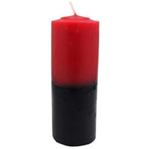 Zoom sur Bougie rouge noire Orisha, élégante, rituel, ferme, œillets