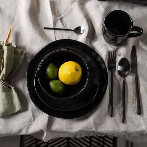 Détail de Assiette Kare, Noir, Élégance et Design Moderne