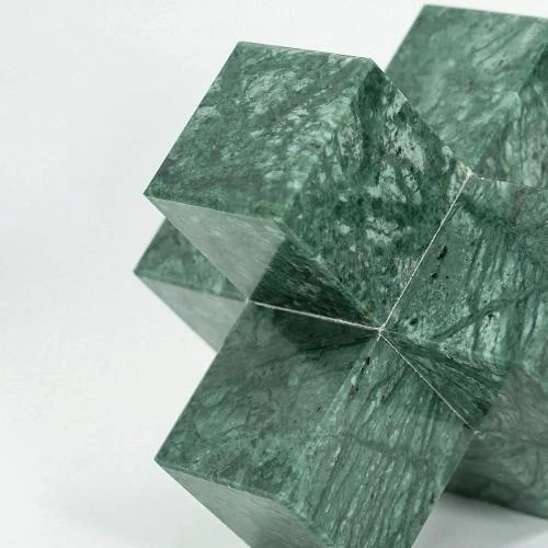 Zoom sur Sculpture géométrique marbre vert, décorations modernes DreamsEden