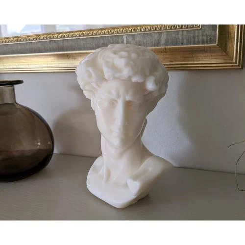 Détail de Bougie soja artisanale, statue David, décoration intérieure
