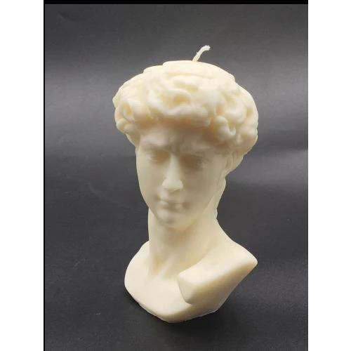 Zoom sur Bougie soja artisanale, statue David, décoration intérieure