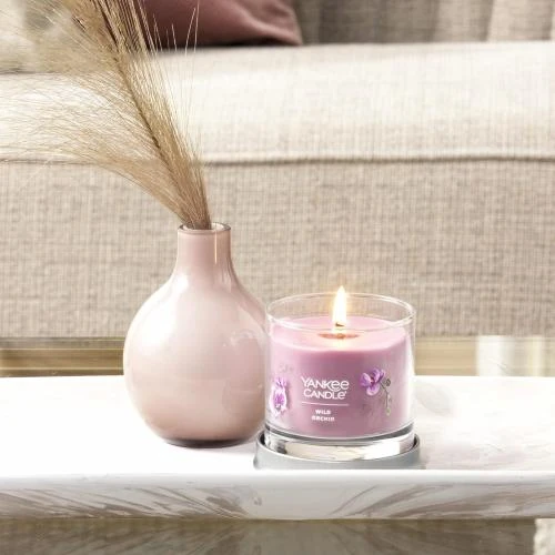 Zoom sur Yankee Candle Wild Orchid, bougie en verre parfumée