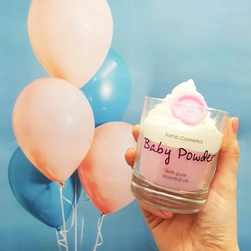 Détail de Bougie en verre Bomb Cosmetics Baby Powder rose, blanc