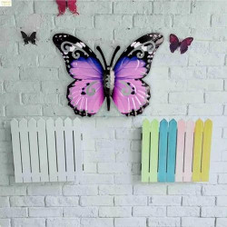Sculpture murale 3D papillon métal violet, décoration intérieure extérieure en situation