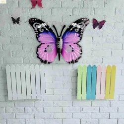 Sculpture murale 3D papillon métal violet, décoration intérieure extérieure en situation