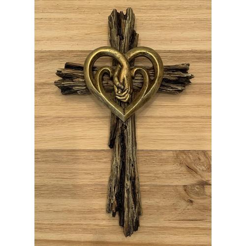 Présentation de Sculpture murale cœur, mains, finition bois, Top Brass en situation