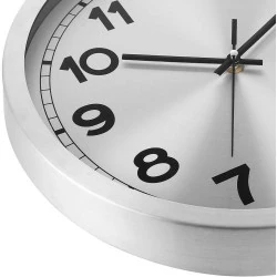 Horloge Murale Silencieuse Aluminium Argenté, Décoration Élégante en situation
